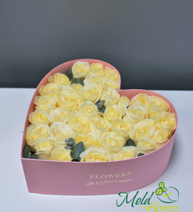 Розовая коробка-сердце  из 35 белых роз Фото 394x433